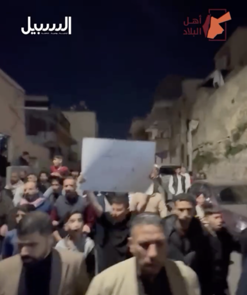مسيرة ليلية في حيّ الطفايلة للتنديد بالمجـازر التي يركتبها الاحتـلال في غــزة